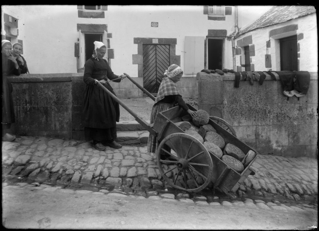 Porteuse de pain (Douarnenez)